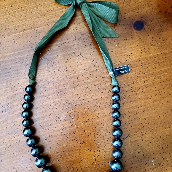 NEW Banana Republic Graduated Bead Necklace - Picture 2 of 2